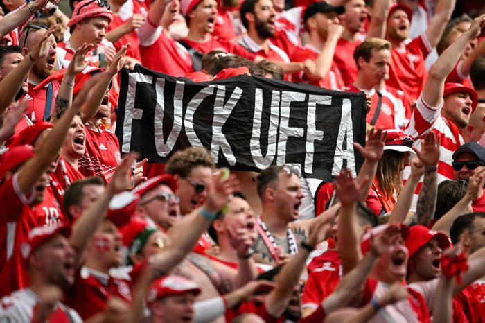 kontroversielt banner giver dbu en bøde fra uefa