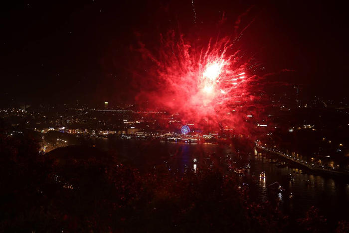 milhares de pessoas festejaram o são joão no porto, fogo de artifício e balões a iluminar os céus