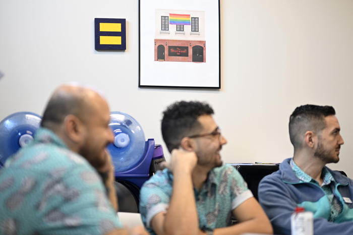 los jóvenes latinos gay ven un porcentaje creciente de nuevos casos de vih en eeuu