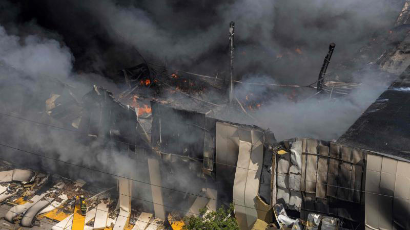 guerre en ukraine : une attaque russe fait quatre blessés et déclenche un incendie sur « 3.000 mètres carrés »