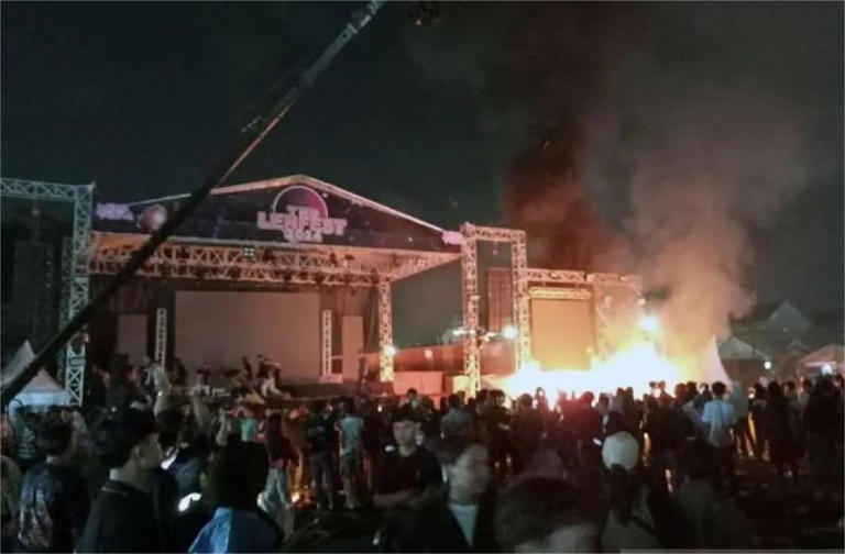 Situasi kerusuhan konser musik di Kabupaten Tangerang hingga berujung pembakaran fasilitas panggung oleh penonton pada Ahad (23/6/2024) malam WIB.