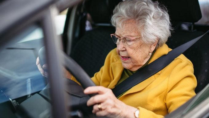 les automobilistes de plus de 70 ans bientôt obligés de souscrire à un permis spécial senior pour garder leur voiture ?