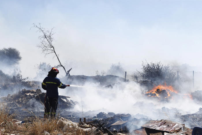 grèce: ils tirent des feux d’artifices depuis un yacht et déclenchent un incendie dans une forêt