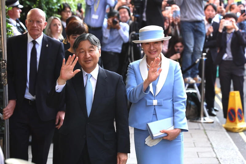 《英国ご訪問ファッション》皇后雅子さま、「ペールブルー×ホワイト」のセットアップでツートンコーデ 天皇陛下のネクタイとリンク