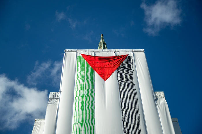 dette gigantiske palestina-flagget dukket opp på johanneskirken - skal politianmeldes