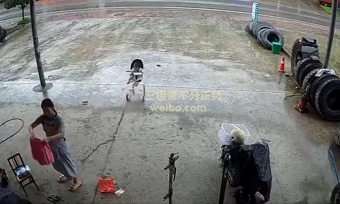 video impactante: mujer descuida a su bebé y carriola sale disparada hacia avenida