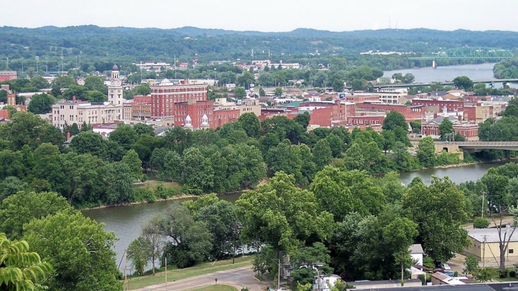 <p>Marietta's history as the first permanent settlement in the Northwest Territory is celebrated through its well-preserved historical sites and museums. The town’s scenic riverfront is perfect for a leisurely stroll with fantastic views.</p>