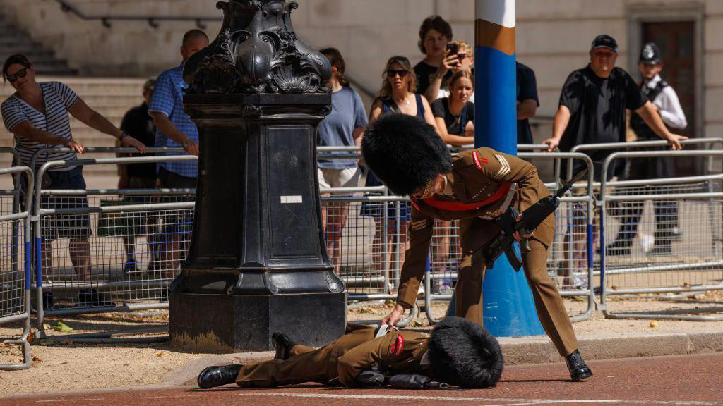 army soldier collapses on mall in london heat