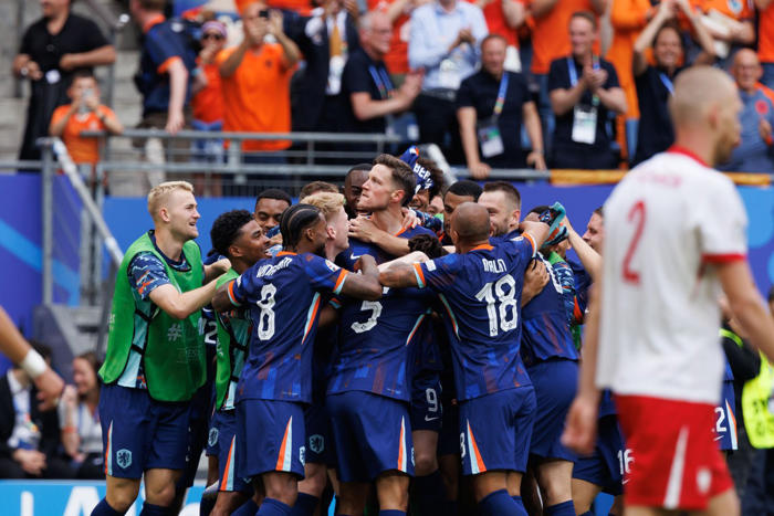 nederland plaatst zich zonder te spelen voor achtste finale ek