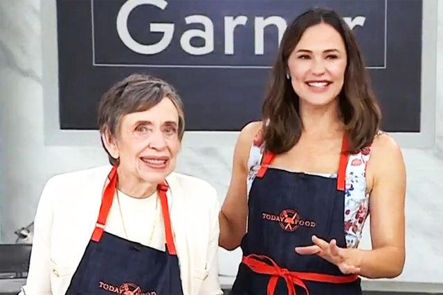 jennifer garner took her mom pat on “today” to make a cobbler together: ‘i take it to every potluck,’ says pat