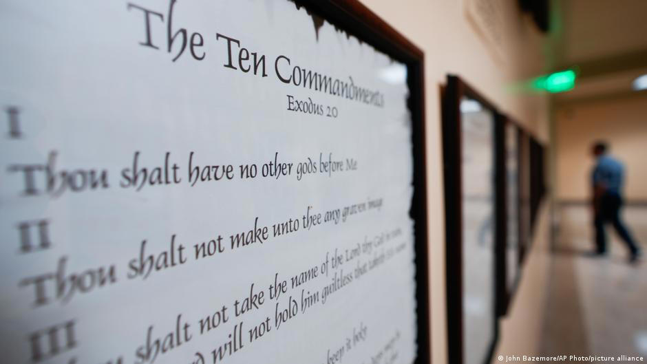 louisiana sued over law making schools show ten commandments