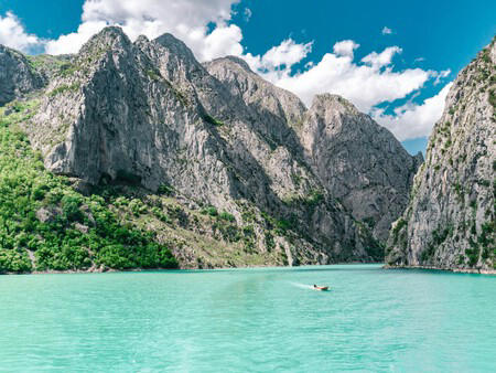 la 'tailandia de europa' está en albania, un increíble paraíso natural de aguas turquesas oculto entre montañas