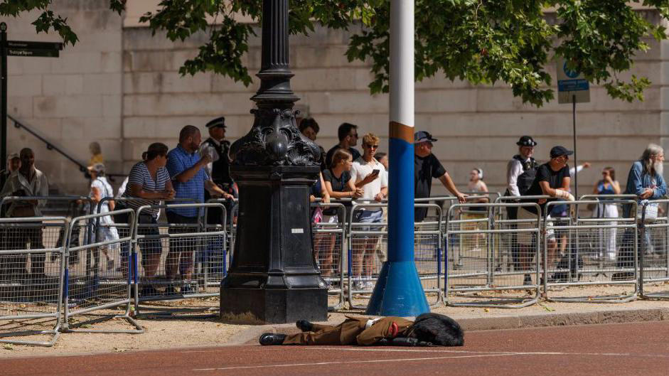 army soldier collapses on mall in london heat