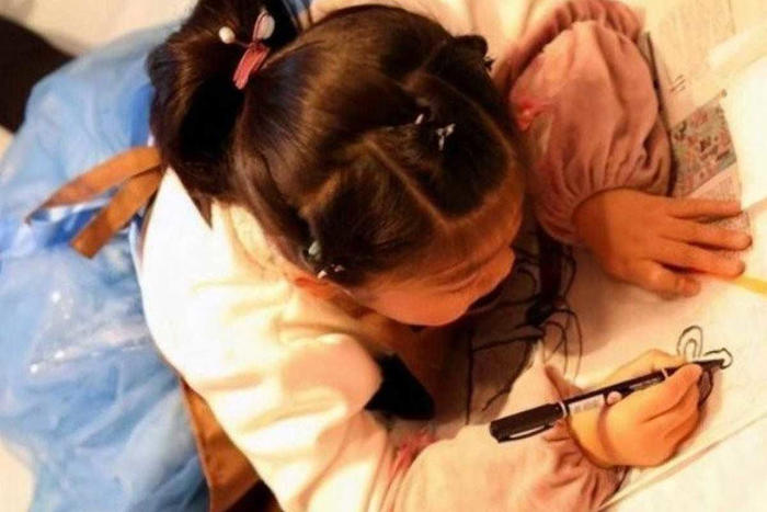 전국 엄마들 반성하게 만든 ’10살 딸’이 그린 초상화… 충격 일상