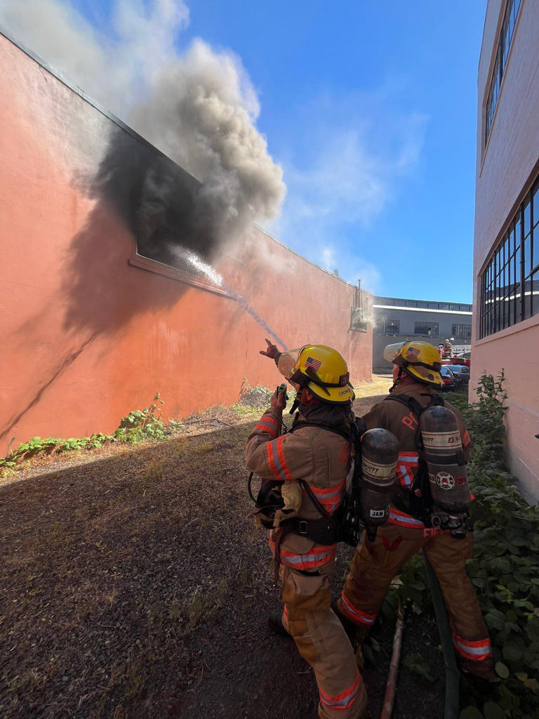 Firefighters battle blaze at noodle factory in N. Portland