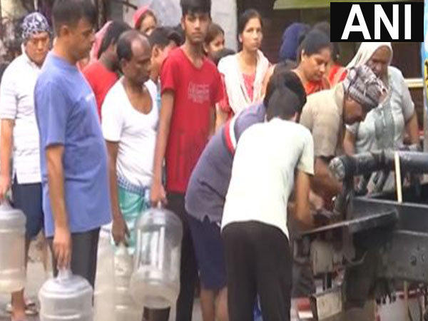 residents struggle to get water amid ongoing water crisis in delhi
