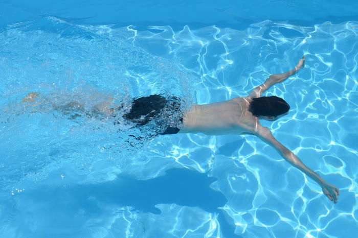 ¿se puede prohibir a los inquilinos de un piso turístico utilizar la piscina y otras zonas comunes?