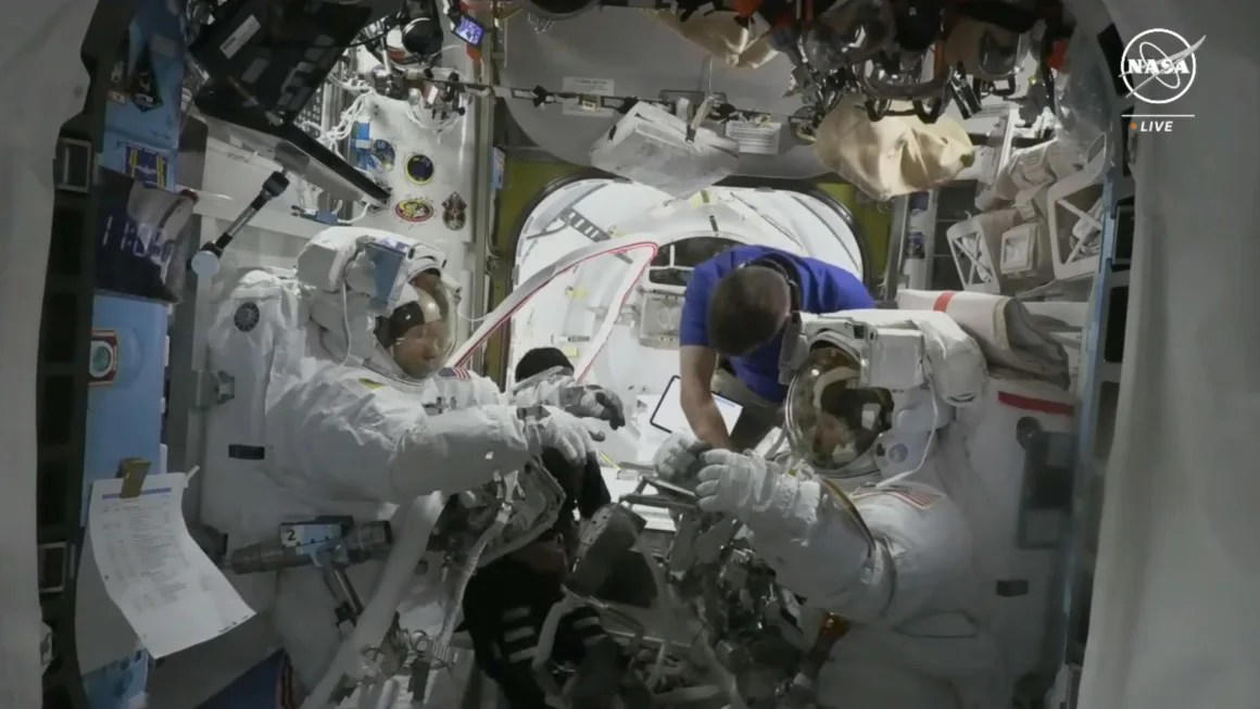 la nasa cancela la caminata espacial en el último minuto debido al mal funcionamiento del traje de un astronauta