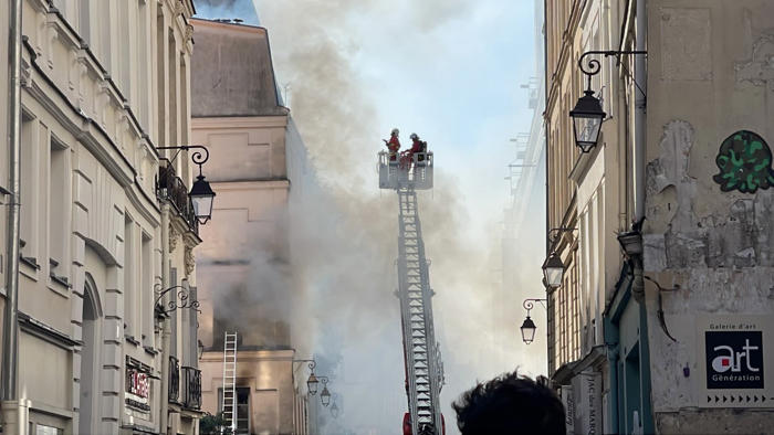 paris: un blessé en urgence absolue après l'incendie d'un immeuble, le bhv fermé et évacué