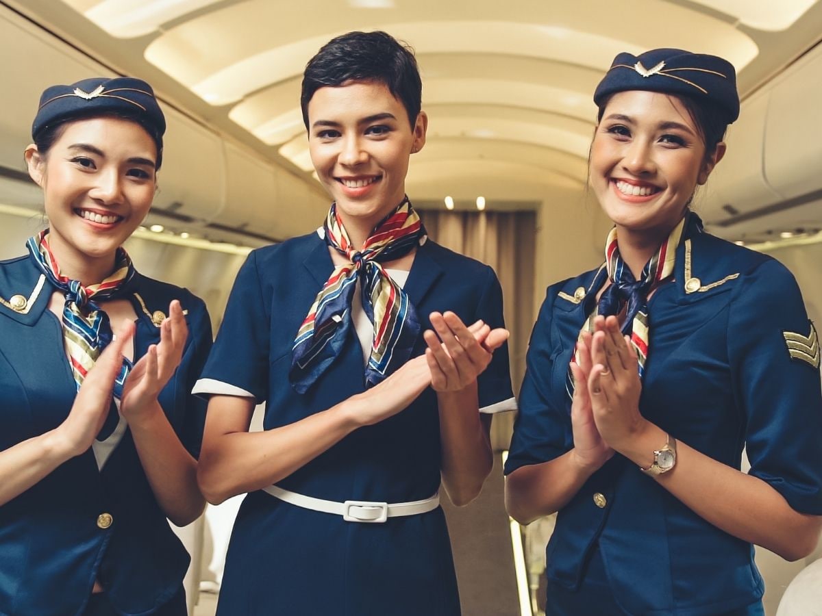 Air hostess Salary एअर हॉस्टेस किती तास काम करतात? किती असतो त्यांना पगार?