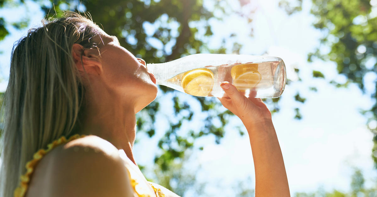 nicht vergessen: so viel wasser solltest du trinken, wenn es heiß ist