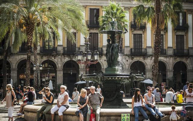 wakacje w barcelonie bez airbnb. barcelona chce wyrzucić turystów z miasta? wynajem krótkoterminowy na cenzurowanym. dlaczego?