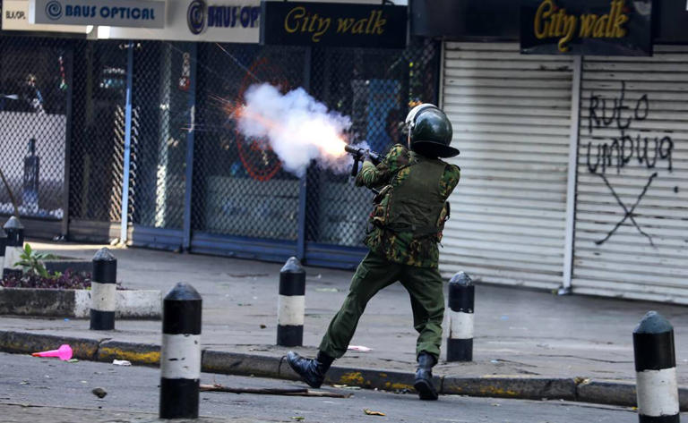 Un oficial de <strong>policía</strong> dispara gases lacrimógenos contra manifestantes <strong>durante</strong> una protesta contra los aumentos de impuestos propuestos. Foto: EFE