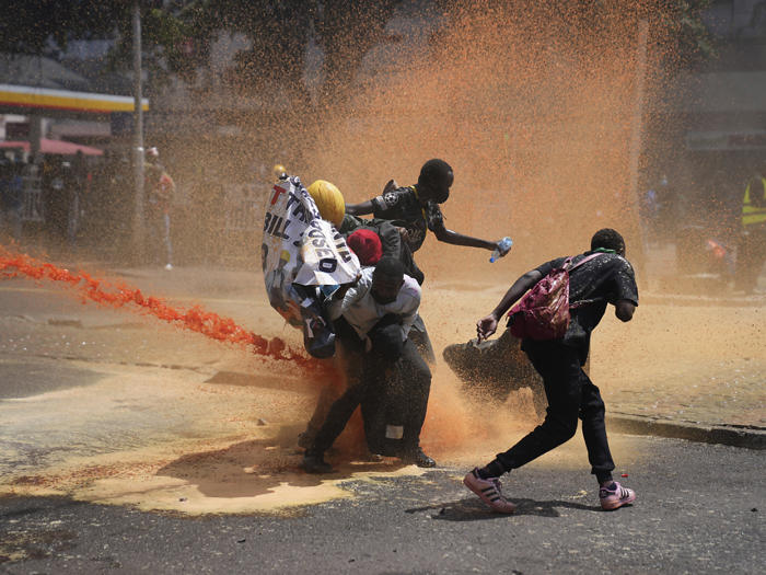 chaos, zerstörung, plünderungen bei protesten in kenia