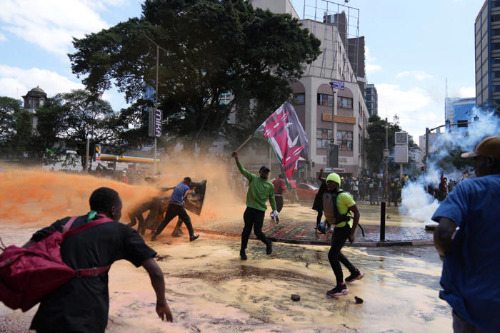 kenya: protesterer mot skatteøkning – stormet parlamentet
