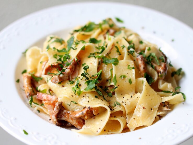 Tagliatelle mit Pfifferlingen &amp; Knoblauchsoße: Saisonal Genießen