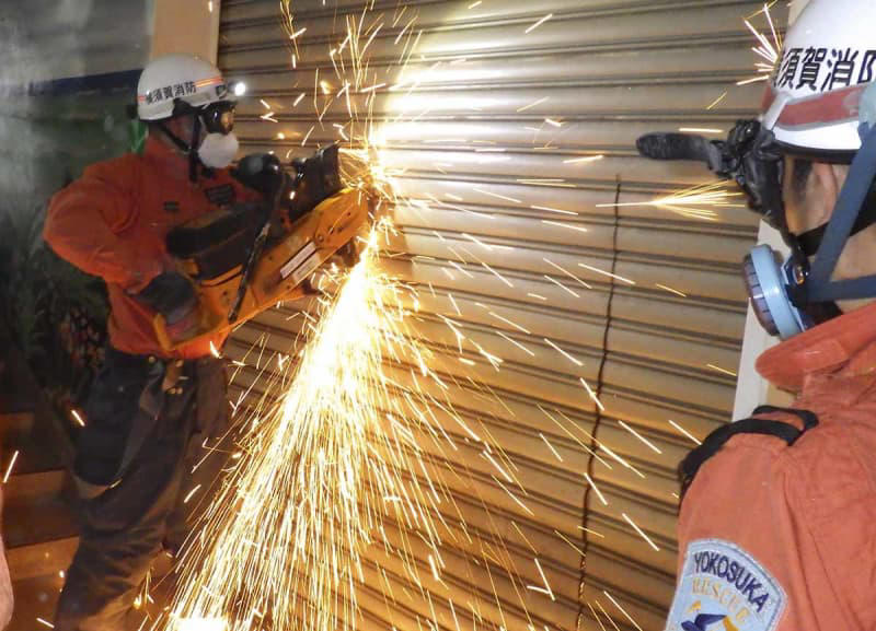 解体中の「横須賀プライム」で消防訓練 若手職員が鉄扉破壊、再開発組合が協力