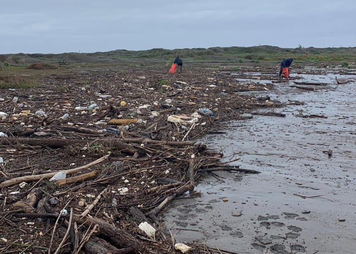 fotos muestran toneladas de basura en desembocadura del río maipo arrastradas desde santiago por lluvias