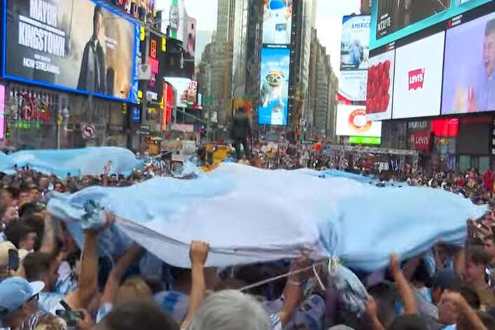 hinchas de everton trolean banderazo argentino en times square con foto de alexis celebrando la copa américa centenario