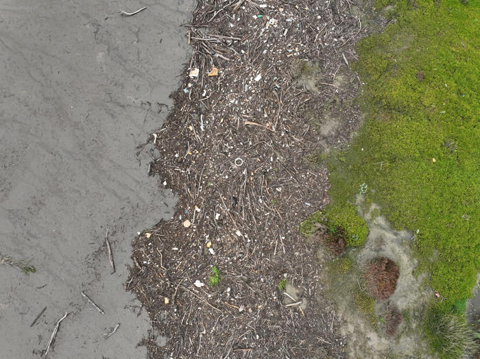 fotos muestran toneladas de basura en desembocadura del río maipo arrastradas desde santiago por lluvias