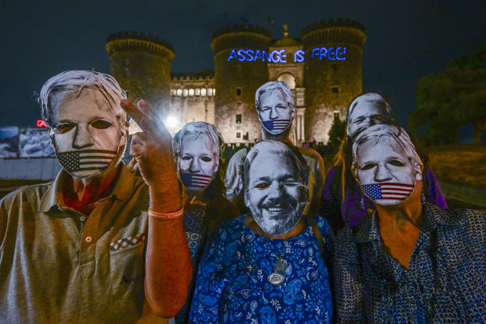 julian assange queda en libertad tras 14 años de saga judicial y pone rumbo a australia