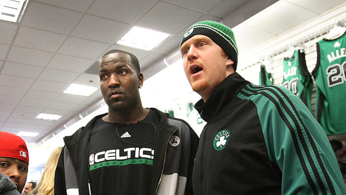 kendrick perkins calls brian scalabrine 'coward' after former teammate claims he's banned from celtics parade