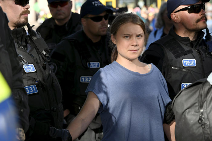 poliisi ottaa kiinni elokapinan ympäristöaktivisteja, jotka istuvat mannerheimintiellä – istujien joukossa ilmastoaktivisti greta thunberg