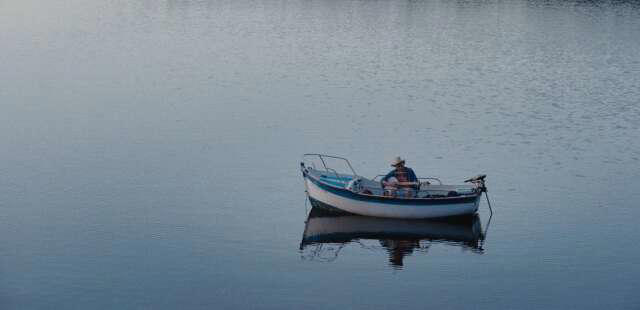 « camping du lac » : une fiction malicieuse autour d’un loch ness breton