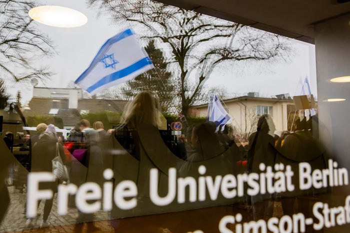 verprügelter student klagt gegen berliner universität