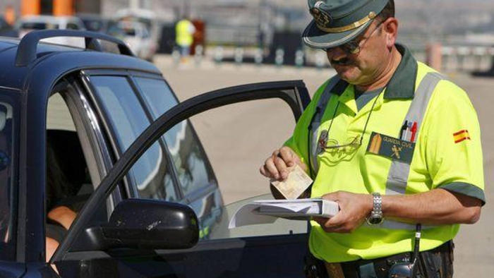 malas noticias para los conductores: la dgt pone multas de hasta 400 euros por esto que llevan muchos coches