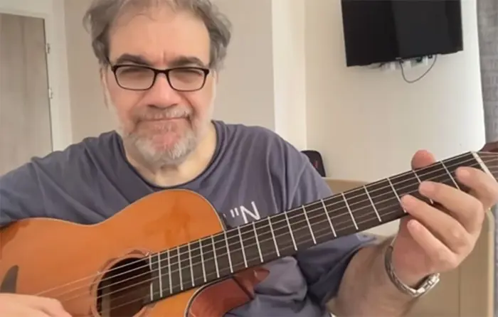 σταρόβας: συγκινεί το βίντεο που παίζει κιθάρα μετά το εγκεφαλικό που υπέστη