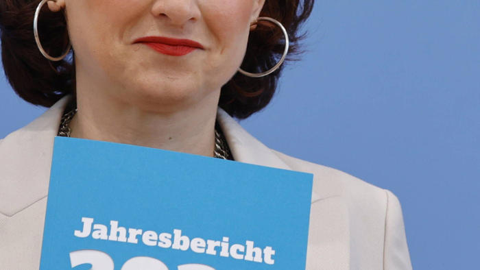 kurzmeldungen - deutschland: bahn will laut medienbericht zahlreiche fernzüge streichen +++ antidiskriminierungsstelle registriert rekord an anfragen