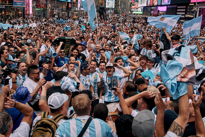 copa américa 2024: el impresionante banderazo de la afición de argentina en time square