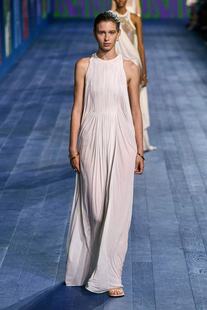 el significado de los vestidos de diosa griega vistos en alta costura que serán tendencia en otoño-invierno 2024