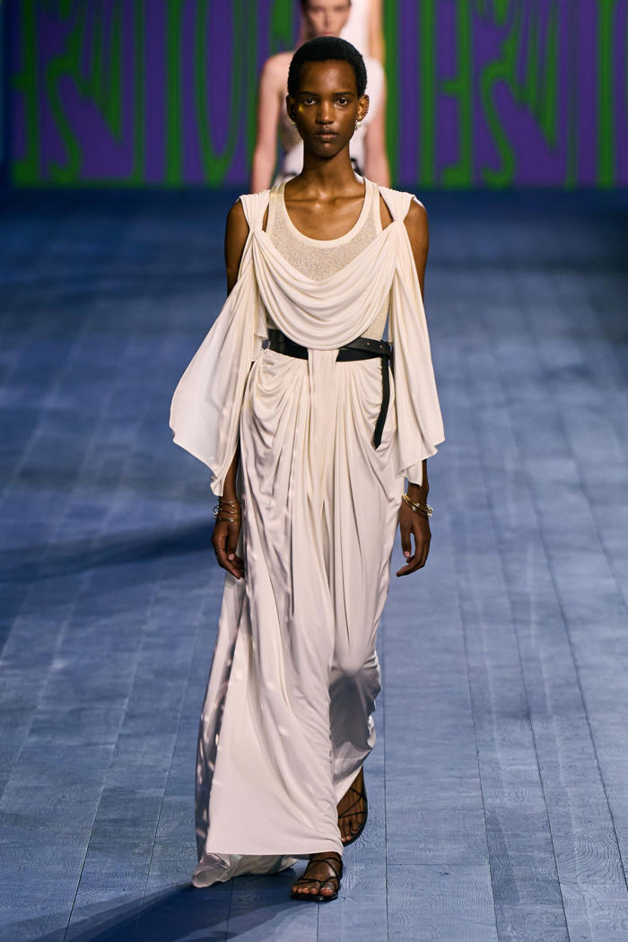 el significado de los vestidos de diosa griega vistos en alta costura que serán tendencia en otoño-invierno 2024