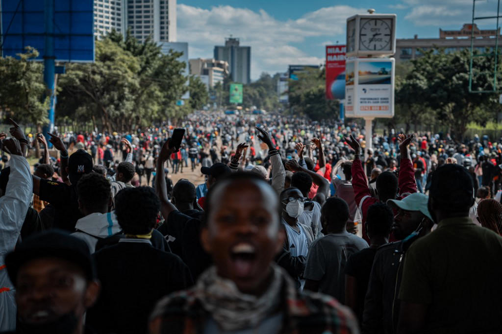 legalább öt tüntetőt lelőtt a kenyai rendőrség, obama testvérét is lefújták könnygázzal