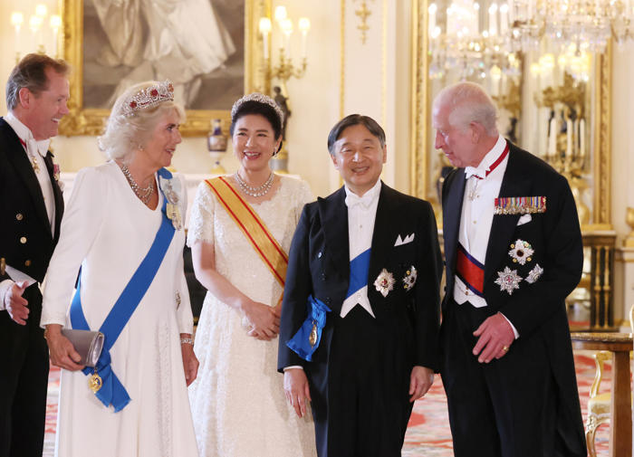 天皇、皇后両陛下が英国王との晩餐会へ 皇后さまはティアラ着用