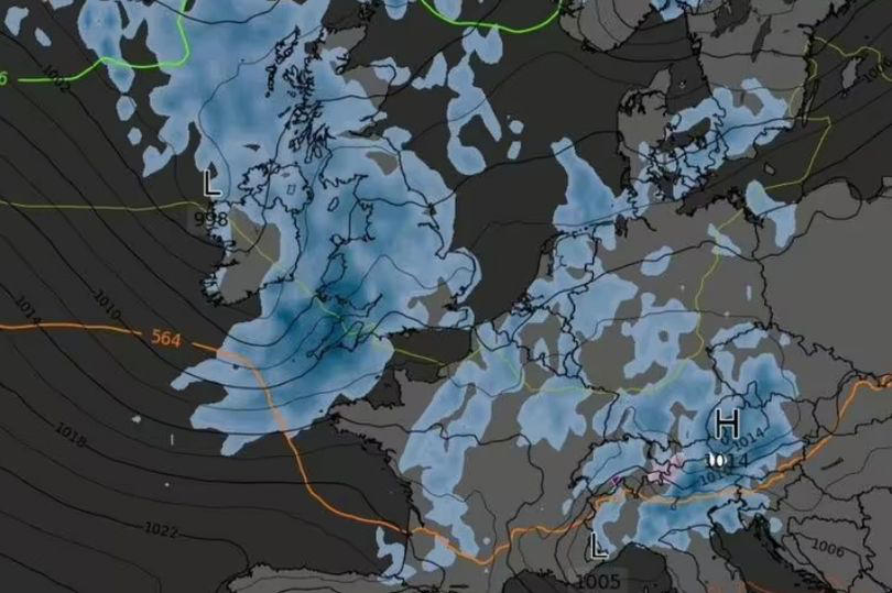 uk weather: 'thunder' forecast as maps show heatwave turning to rain after 30c scorcher