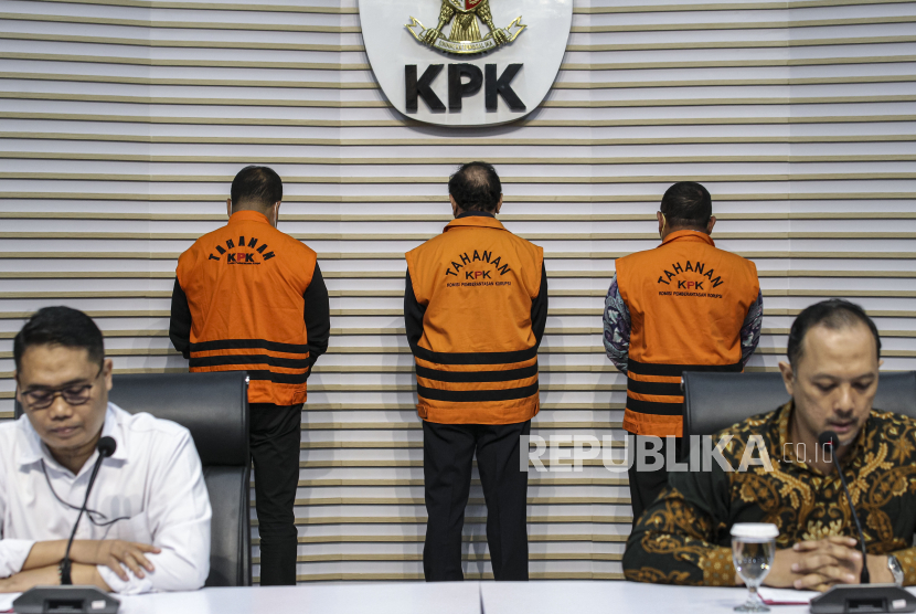 KPK Tahan Petinggi PDIP Dalam Perkara Pengadaan Truk Basarnas