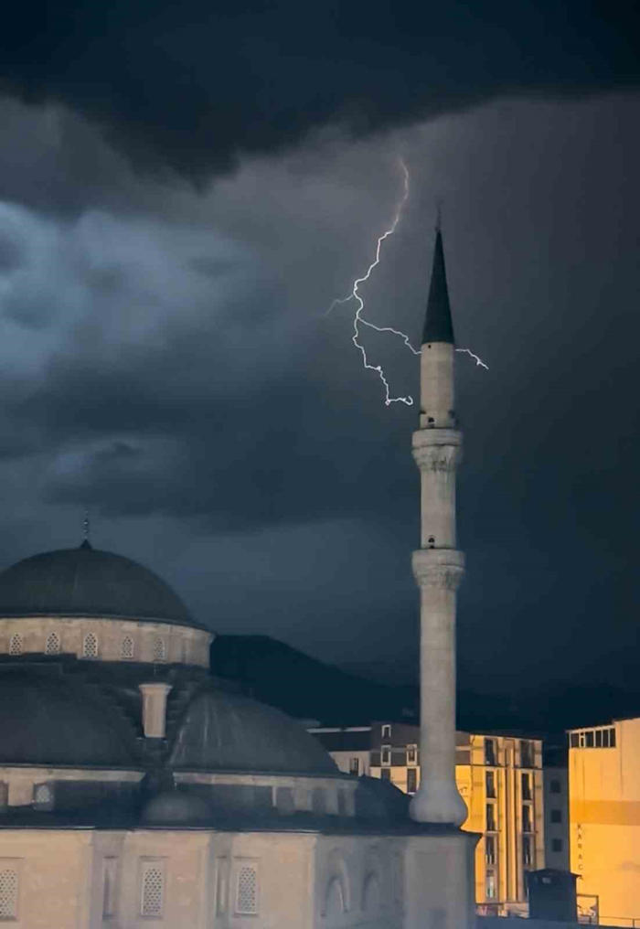yüksekova’da cami minareleri arkasında çakan şimşeklerden görsel şölen